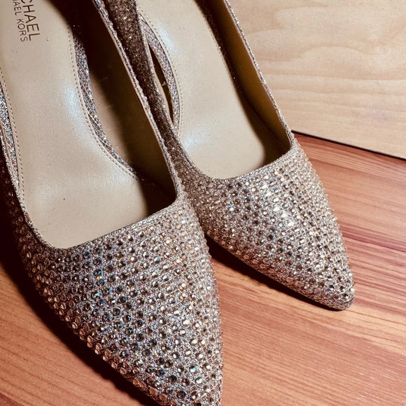 Michael Kors Dorothy Embellished Chain-Mesh Pump Color: Pale Gold Size 6.5 - Picture 9 of 11